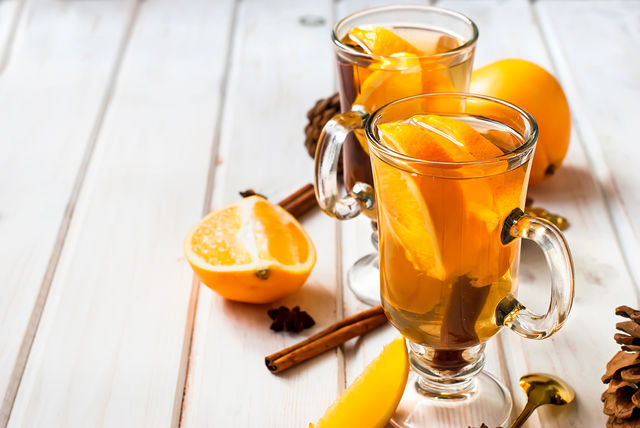 Если вы основательно продрогли, согревающий чай с апельсином вернет к жизни после первого глотка