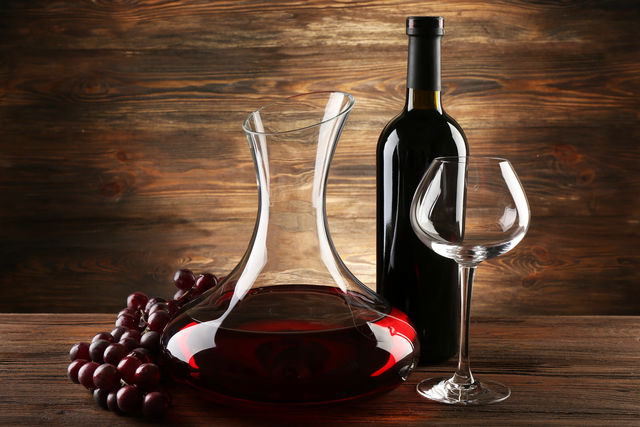 Декантер избавляет зрелые вина от осадка, остающегося в бутылке при переливании