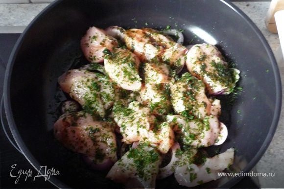 Поливаем бальзамическим уксусом и лимонным соком.