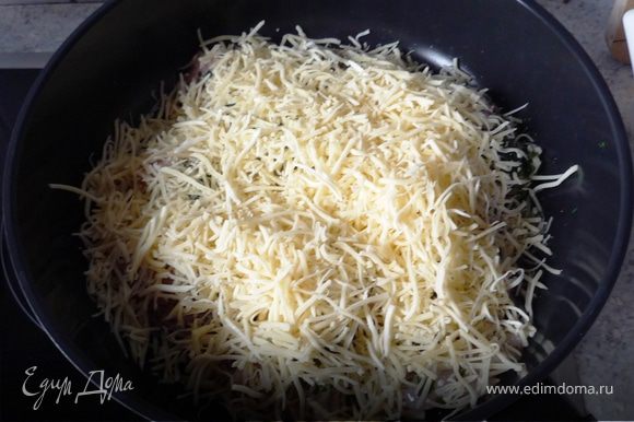 Посыпаем сыром.