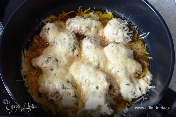 Запекаем под крышкой в течение 35-40 минут.