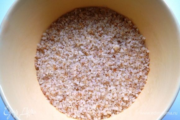 Булгур - это мелкая крупа из пшеницы. Булгур залить кипятком, добавить соль и дать настояться под крышкой. Лишнюю воду слить, булгур охладить.