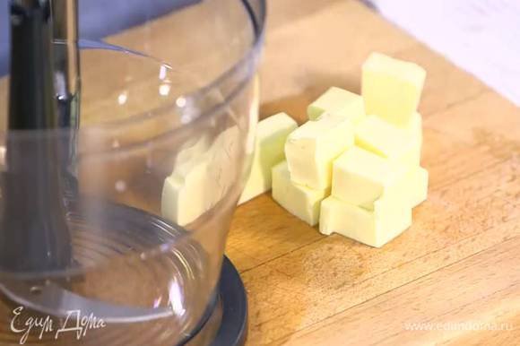 Нарезать кубиками 125 г предварительно охлажденного сливочного масла.
