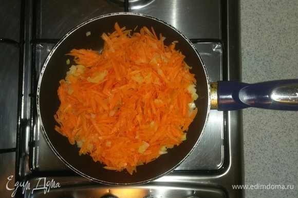 Добавляем к луку морковь, солим, перчим.