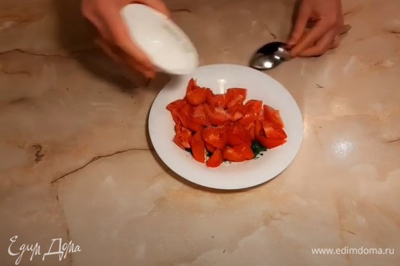 Посыпаем помидоры сахаром (для усиления вкуса помидоров). В летнее время это необязательно делать, если помидоры имеют насыщенный вкус. Далее посыпаем их солью, перцем, специями по вкусу.