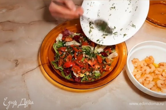 В салатницу по очереди выкладываем листья салата, помидоры с чесноком и укропом.