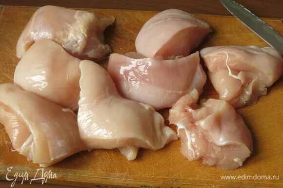 Нарезаем грудку на 4 кусочка (готовила 2 грудки).