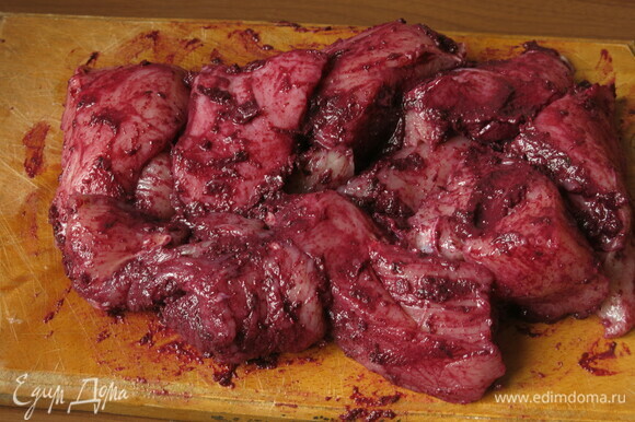 Смазываем грудку ткемали (рецепт: https://www.edimdoma.ru/retsepty/141559-tkemali-iz-sadovogo-terna).