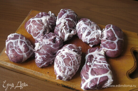 Заворачиваем в сальник грудку.