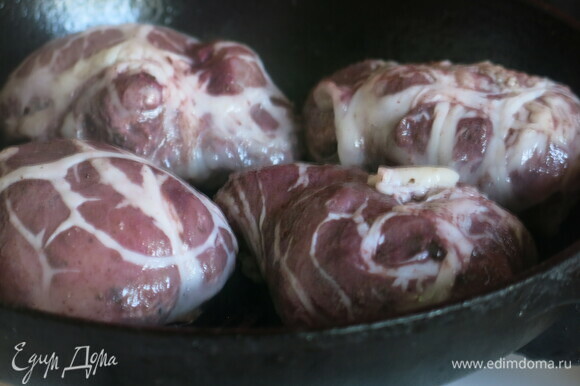 Обжариваем на гриле с двух сторон по 2 минуты.