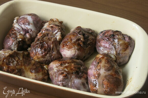 Выкладываем в жаропрочную форму. Солим, хотя можно и не солить, ткемали уже с солью.