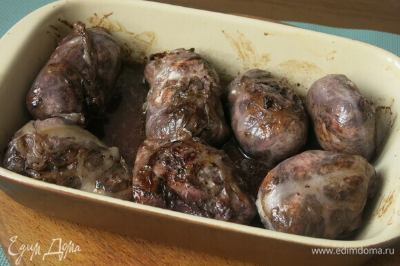 Запекаем при 180°C 20–30 минут. Образуется сок. Одну грудку попробовала не запекать, а довести до готовности на гриле, получается больше вкуса костра, но менее сочно. Можно включить гриль в духовке и добиться полного вытапливания жира.