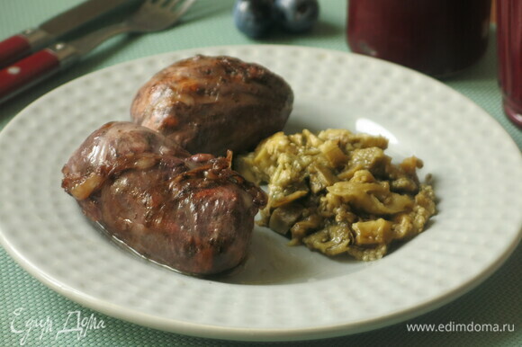Подаем с сезонными овощами, например с запеченным баклажаном. Приятного аппетита!