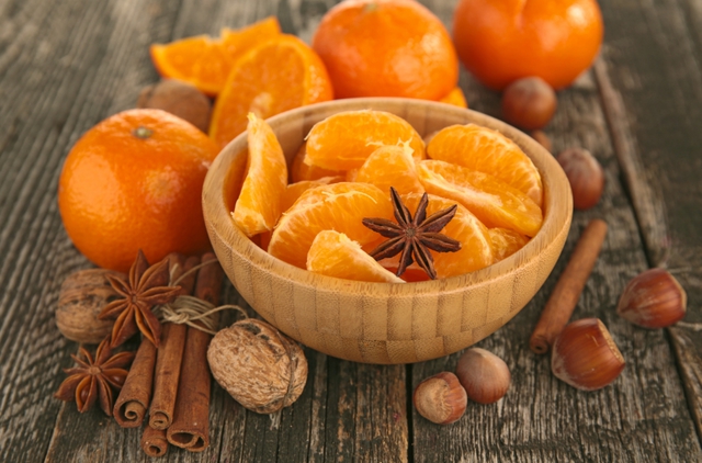 Рекомендуется хранить мандарины во фруктовом отсеке холодильника, так как при комнатной температуре они быстро портятся