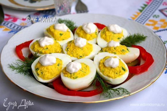 Праздничная закуска из яиц с сыром и майонезом