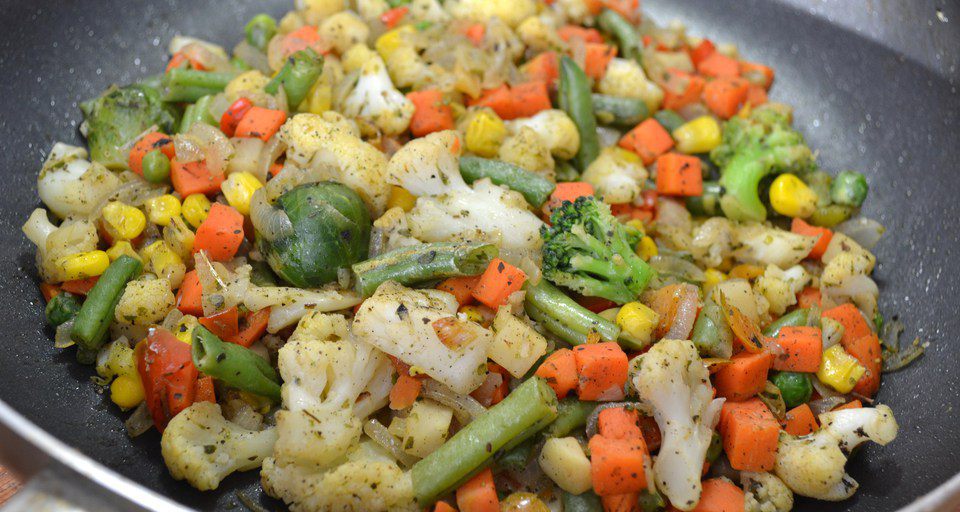 Рис с замороженными овощами на сковороде рецепт с фото