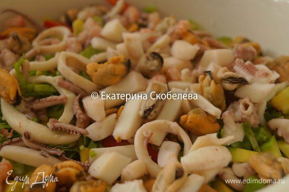 Теплый салат с рисом и морским коктейлем – кулинарный рецепт