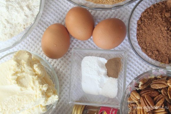 Todos os ingredientes devem estar à temperatura ambiente.  Aqueça o forno a 177 ° C.