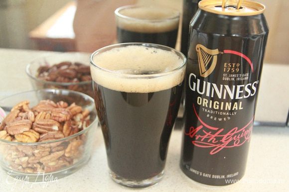 O destaque deste bolo é a cerveja escura da Guinness.  Pecan cortado em pedaços grandes.