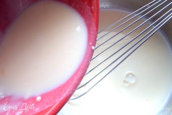 Влить яичную массу в нагретое молоко, продолжая взбивать венчиком.