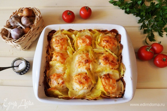 Картошка с фаршем, помидорами и сыром в горшочках - Лайфхакер