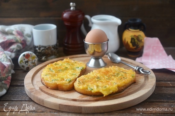 Гренки с чесноком, сыром и яйцом на сковороде