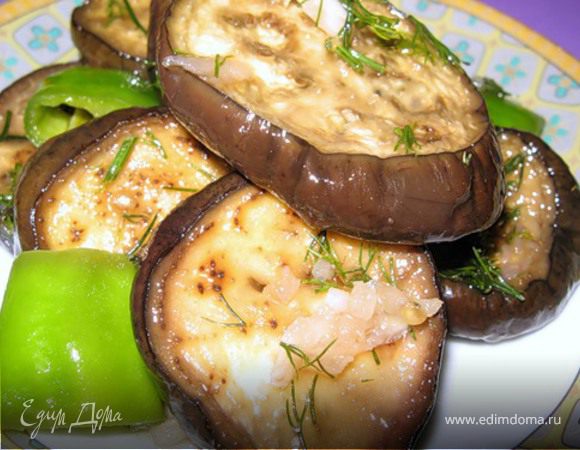 Баклажаны кружочками с чесноком на сковороде