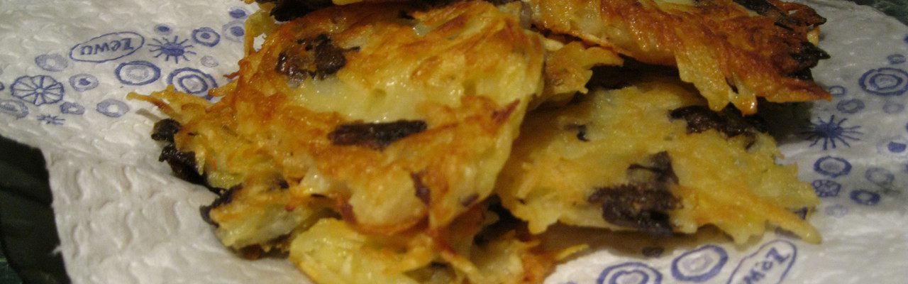 Драники, запеченные с грибами и мясом под сырным соусом