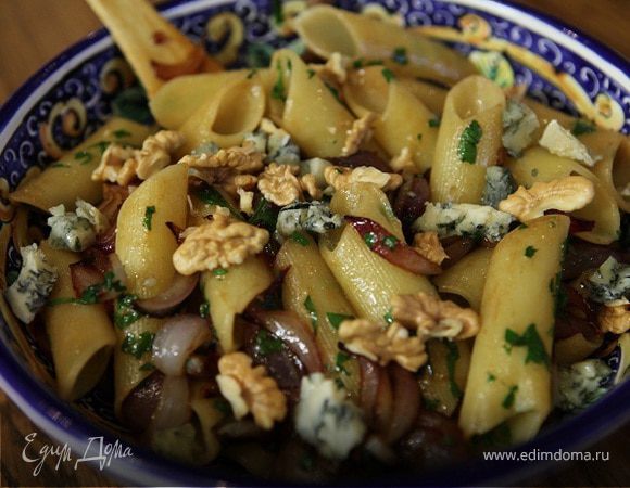 Макароны с луком, соевым соусом и домашними солёными помидорами