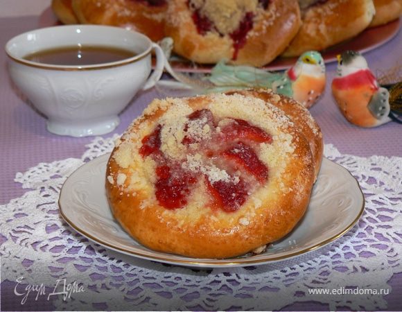 Булочки с брусникой,клубникой и штрейзелем