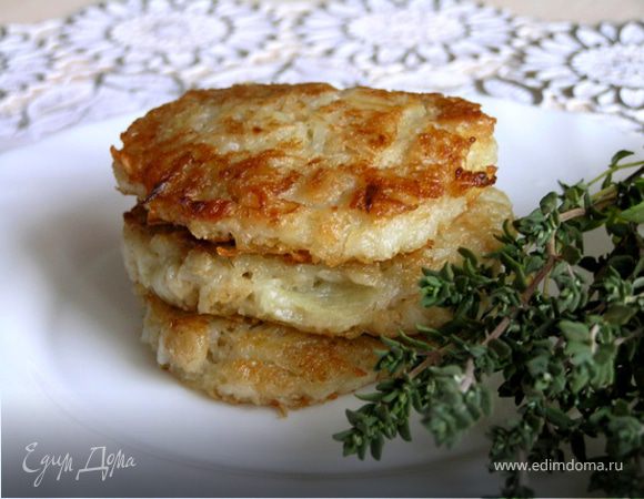 Картофельные котлеты с грибами и луком на сковороде