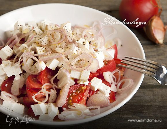 Салат с киноа, брынзой и помидорами