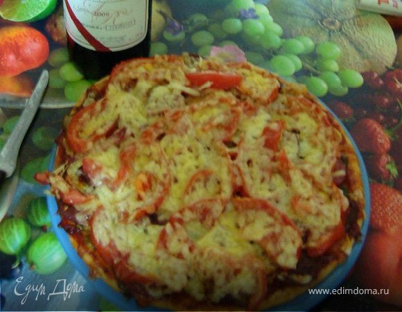 Пицца с сыром моцарелла, колбасой, грибами и помидорами рецепт