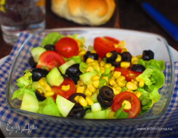 Салат с ветчиной, огурцами, помидорами и кукурузой