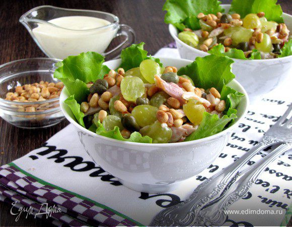 Салат с курицей, грецким орехом и виноградом