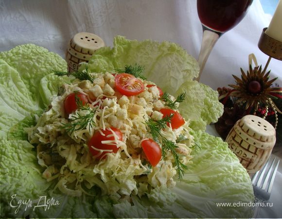 Салат с курицей, пекинской капустой, сыром и яйцом