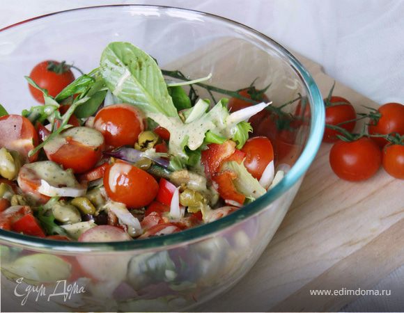 Салат из пекинской капусты с курицей, помидорами и огурцами