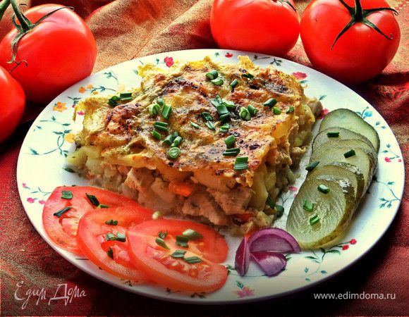 Запеканка из картофеля с курицей, помидорами и сыром