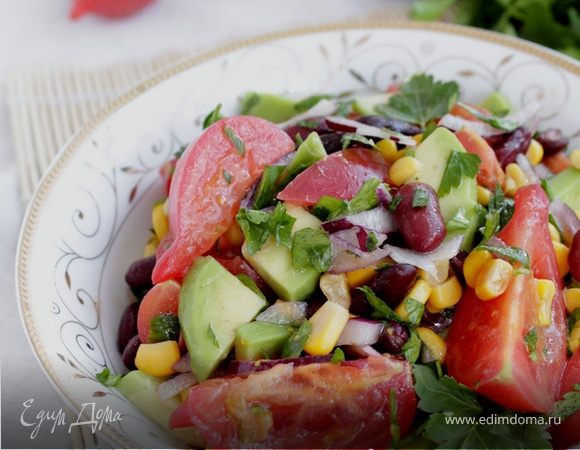 Салат с помидорами черри, кукурузой и оливками