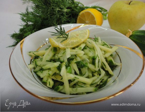 Салат с курицей, копченым сыром и соусом цезарь