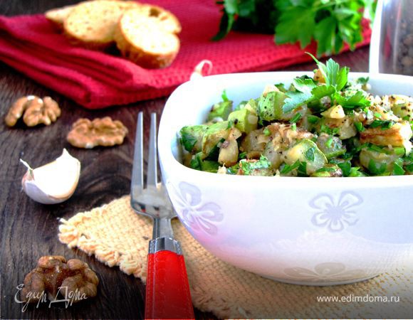 Рецепт весеннего салата с куриным филе, сыром и орехами