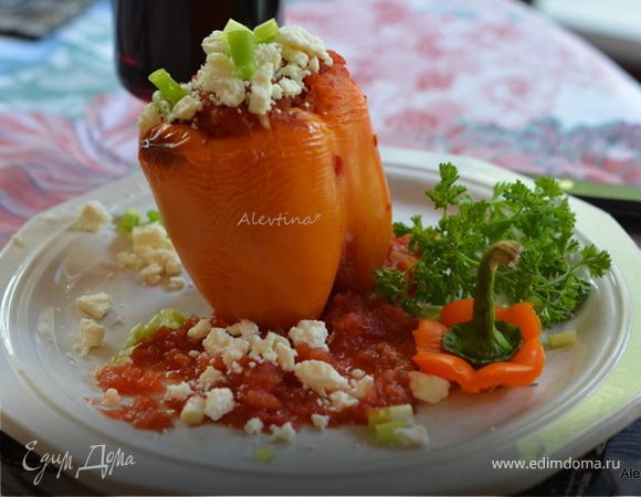 Перец, фаршированный мясом и овощами