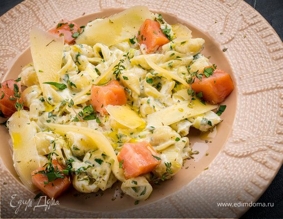 Макароны с копченой курицей и творогом