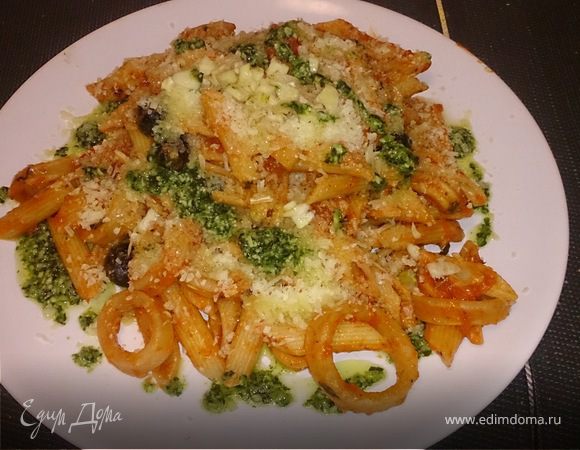 Pasta with squid in tomato sauce