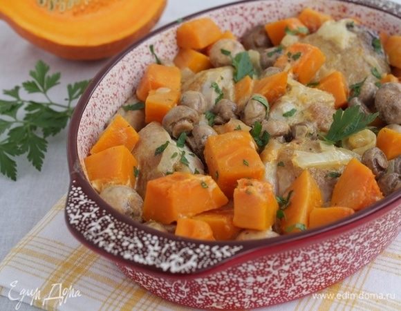 Тыква в духовке, фаршированная курицей, картошкой и грибами: рецепт - Лайфхакер