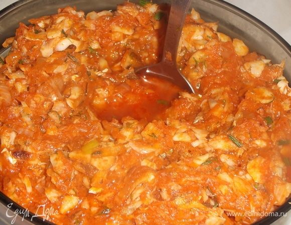 Салат с рыбными консервами и сыром