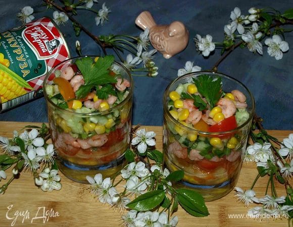 Салат с креветками, кукурузой и сыром