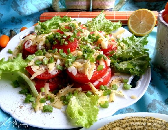 Салат с помидорами и сыром