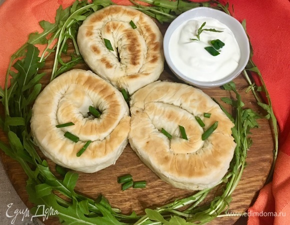 Слойки с куриным филе, помидорами и сыром