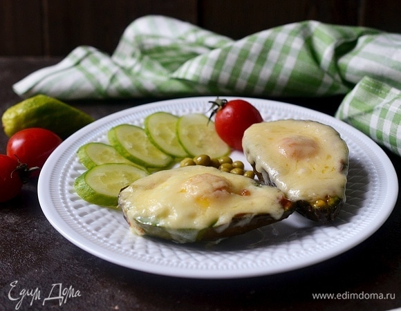 Авокадо с яйцом и беконом в духовке - рецепт с фото пошагово